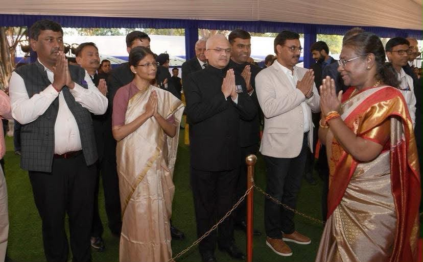 rakeshjournal's tweet photo. माननीय राष्ट्रपति श्रीमती द्रौपदी मुर्मू जी को जन्मदिन की हार्दिक शुभकामनाएं।
आपका प्रेरणादायी व्यक्तित्व, सरलता और राष्ट्रसेवा के प्रति समर्पण देशवासियों को निरंतर प्रेरित करता है। ईश्वर से आपके उत्तम स्वास्थ्य, सुखद एवं दीर्घायु जीवन की कामना करता हूँ। 

@rashtrapatibhvn 🙏 https://t.co/uWDpqqWNu5