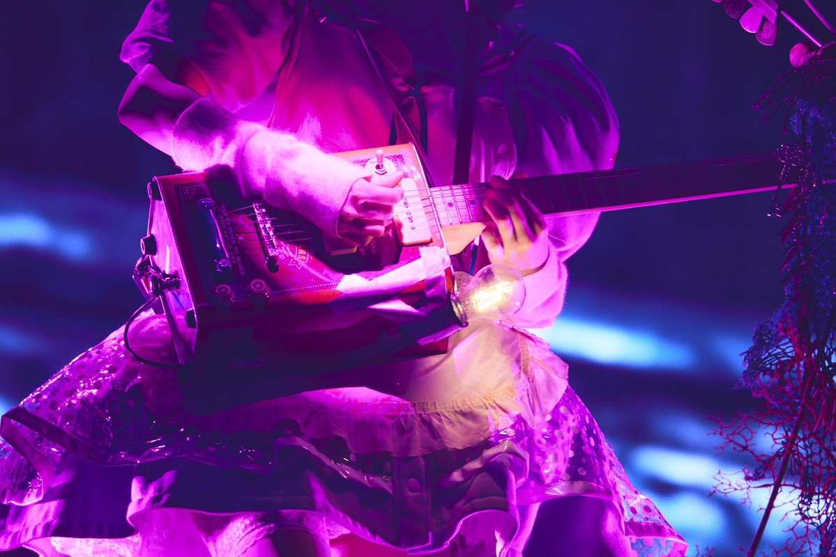 zutomayo's tweet photo. oil缶guitar +💡 https://t.co/KjE4vGMtxd