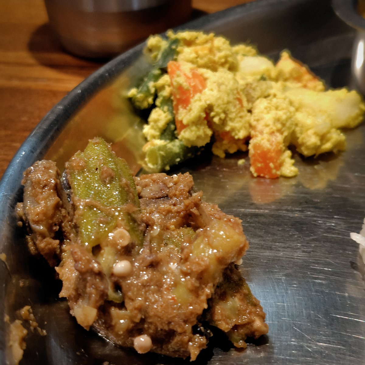 s_kujira's tweet photo. ミールス @ Spice Corner Benzie
二種がけでエビのコザンブとマトン・ロースト。エビはどことなくタイ料理っぽさが。バナナ＆プチトマトなど、副菜類がチョイスも味も個性的で面白い。最後はがっつり味のマトン・ローストをしっかり噛みしめた。 https://t.co/ZQhnp6ItP6