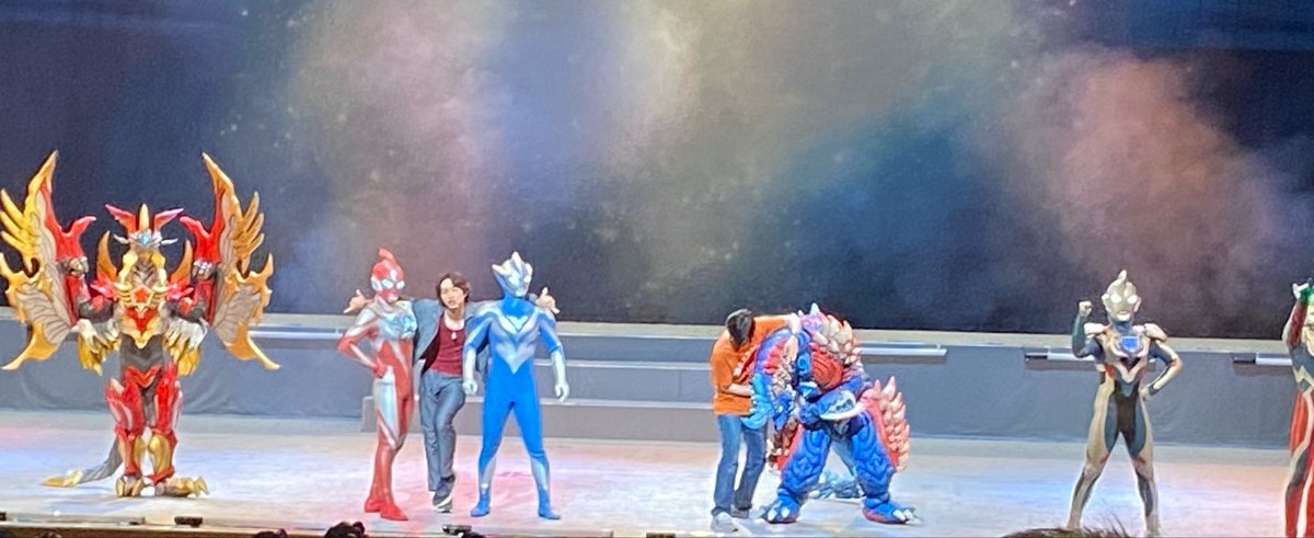 JRB_Chito's tweet photo. 久しぶりにウルトラマンオメガのソラトとコウセイ、メテオカイジュウたちに会えて超超楽しかったーーーーーー！！
今回はお席が通路沿いでいっぱいハイタッチできちゃった！ハッピー！！！🤘🤘🤘
ソラトの頌利くんの手にマメがあって舞台上での殺陣の凄さを改めて感じるなどしましたね https://t.co/ykdiUIin4W