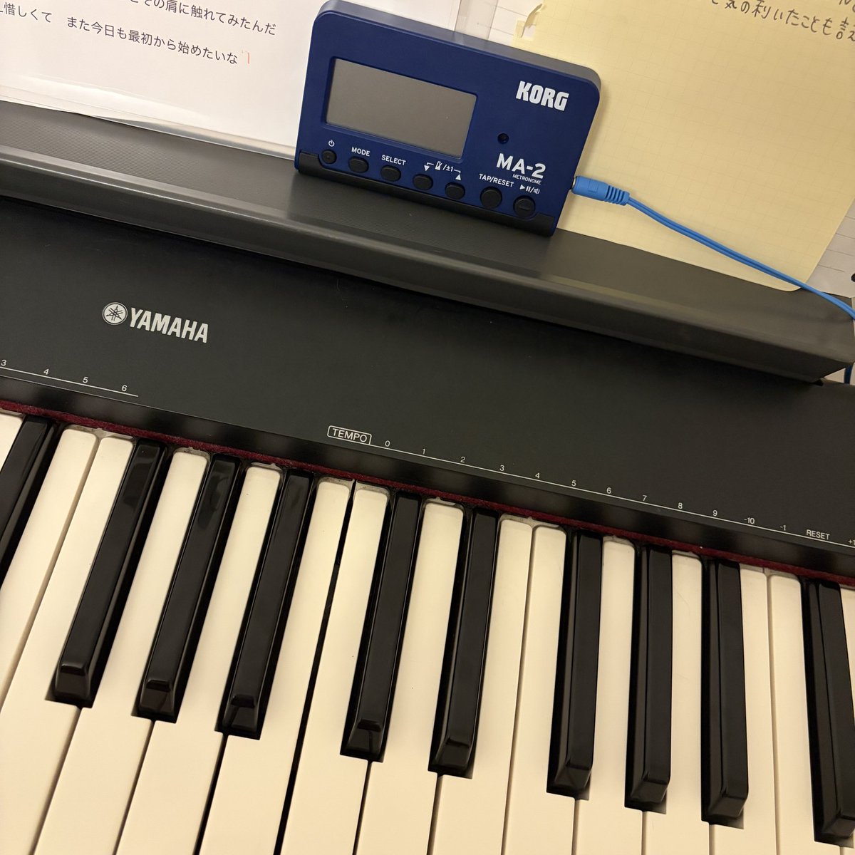 ayasmily's tweet photo. 今年も無事レベルアップいたしました。
お祝いのお言葉やプレゼント送ってくださった方々ありがとうございました🙇
今後も容赦なく幸せになります！
曲をこしらえるのは相変わらず楽しいですがライブもまたやりたいなと思っておりますのでお誘いお待ちしてます。
明日からもどうかほどほどにね〜🙋‍♀️ https://t.co/OKqevAv2Za