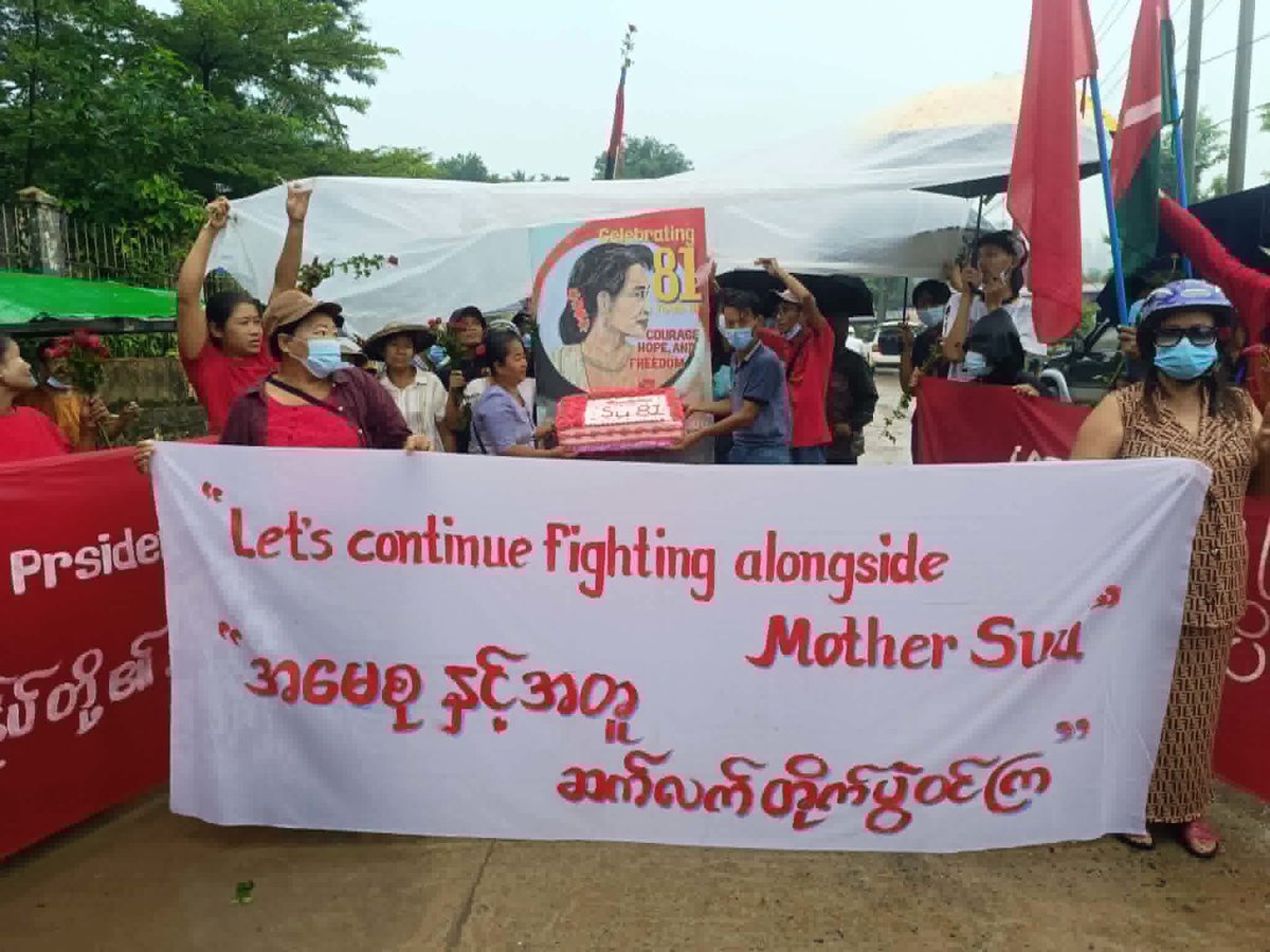 naingnaingaung's tweet photo. In Hpakant, Kachin State, the Miners Strike Force organized the #၁၉ဇွန်_နှင်းဆီလှုပ်ရှားမှု to honor Daw Aung San Suu Kyi's 81st birthday. A bold show of remembrance from the mining community.
#81For81
#FreeDASSK
#FreedomForHerFreedomForAll https://t.co/4VocIndxpS