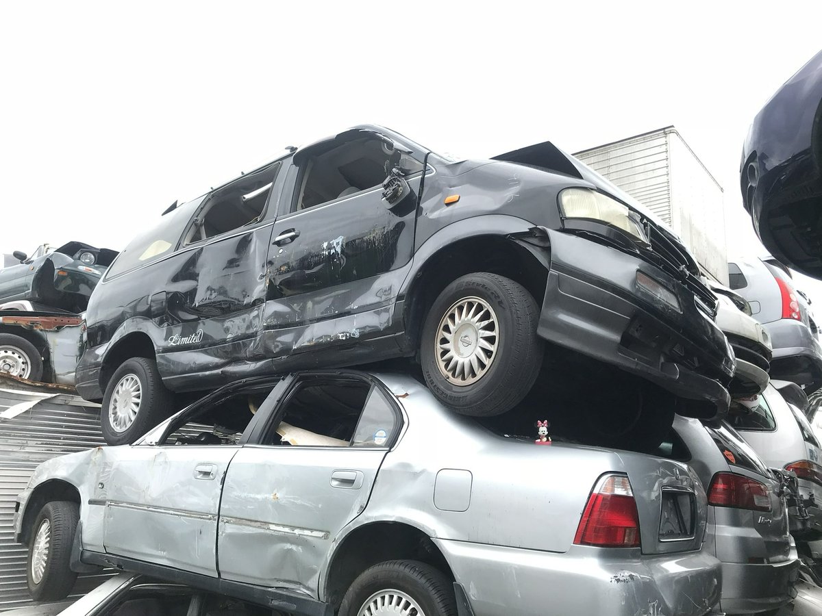 Apple1998420's tweet photo. 約10年前の八幡の解体屋。
この時はまだ車も部品も全く価値がなかったから二束三文で部品が手に入った。 https://t.co/QbBKuUN5EW