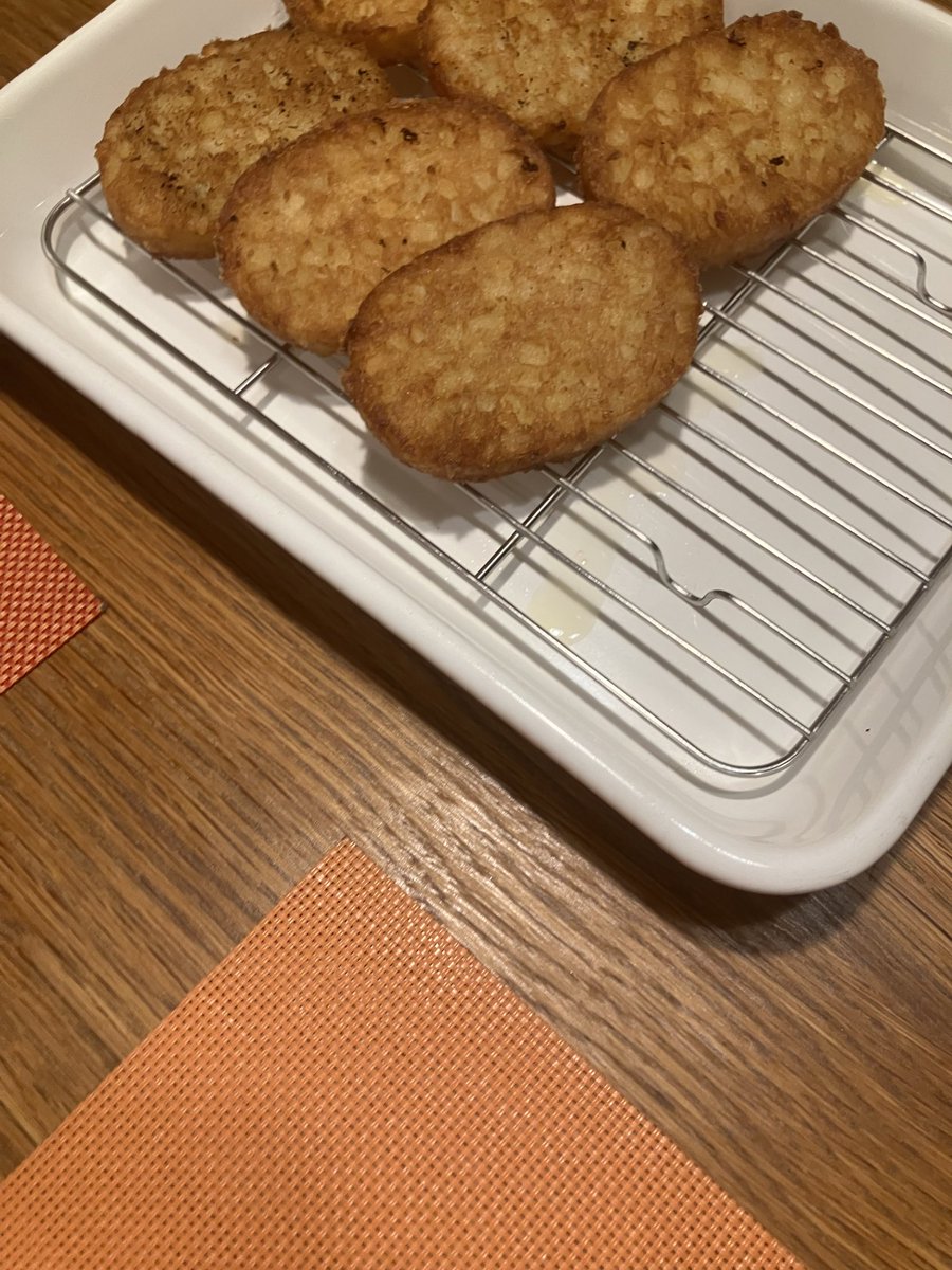 mimo0718's tweet photo. 仕事少な目だったから雨の止み間に散歩に出た。息子引退したしたけど二年生のママ達が寄ってくれた。ママ達の交流は続きそうだな。娘迷ってくれて大ママとじじと一緒に帰れて良かったな。一週間お疲れ様でした！寝ない様に気をつけよ。 https://t.co/APW4R3iJHm