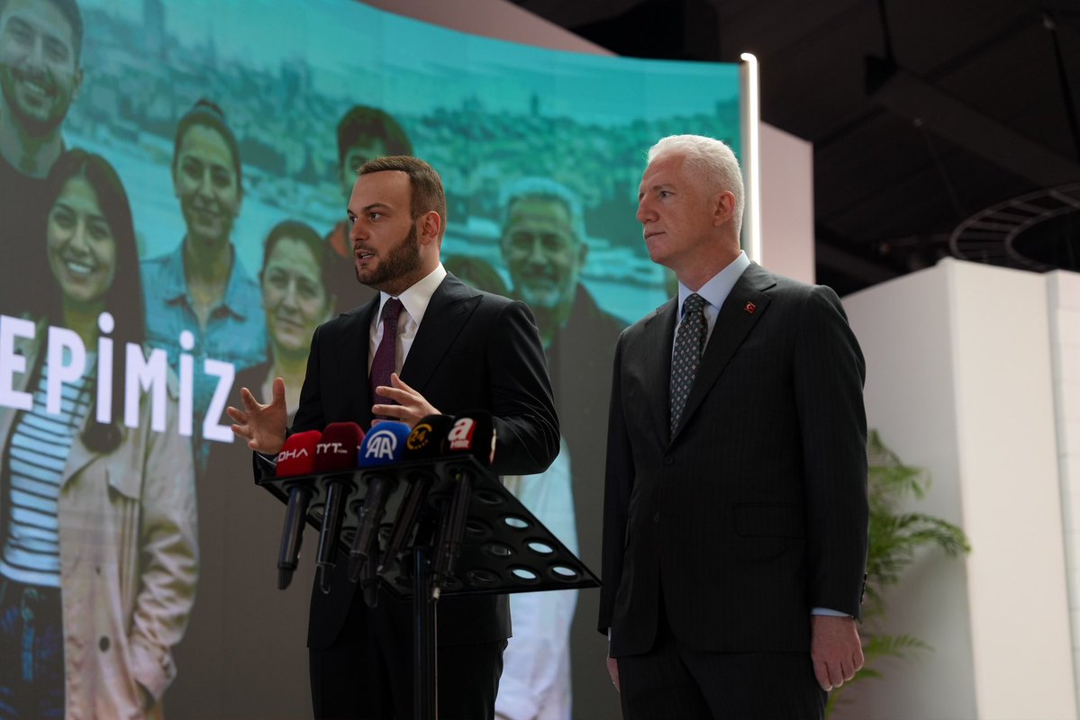 sifiratikvakfi0's tweet photo. Vakfımız tarafından hayata geçirilen “Sürdürülebilir Bir Gelecek için Sıfır Atık” sergisinin basın lansmanı, İstanbul Valimiz Sayın Davut Gül ile Vakıf Başkanımız Sayın Samed Ağırbaş’ın katılımıyla gerçekleştirildi.

Onursal Başkanımız Sayın Emine Erdoğan Hanımefendi’nin himayelerinde uluslararası bir çevre hareketine dönüşen Sıfır Atık vizyonunu yansıtan sergi; sanayiden tarıma, gıdadan günlük yaşama uzanan yenilikçi uygulamaları, döngüsel ekonomi örneklerini bir araya getiriyor.

Ziyaretçilerine bütüncül bir Sıfır Atık deneyimi sunan sergi, sürdürülebilir bir gelecek için farkındalık oluşturmayı ve ortak sorumluluk bilincini güçlendirmeyi amaçlıyor.

📍Taksim Meydanı
