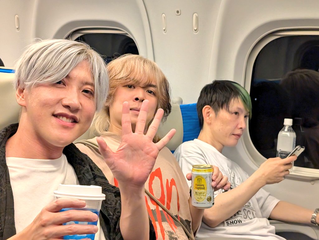 haljun2002_'s tweet photo. 大阪ありがとうございましたぁ！！
XVとはまた全然違うライブで楽しかったなぁ〜☺️✨
次回東京もまばたき厳禁で！！
#THISisUS #いざしん https://t.co/brXeXfFnSp