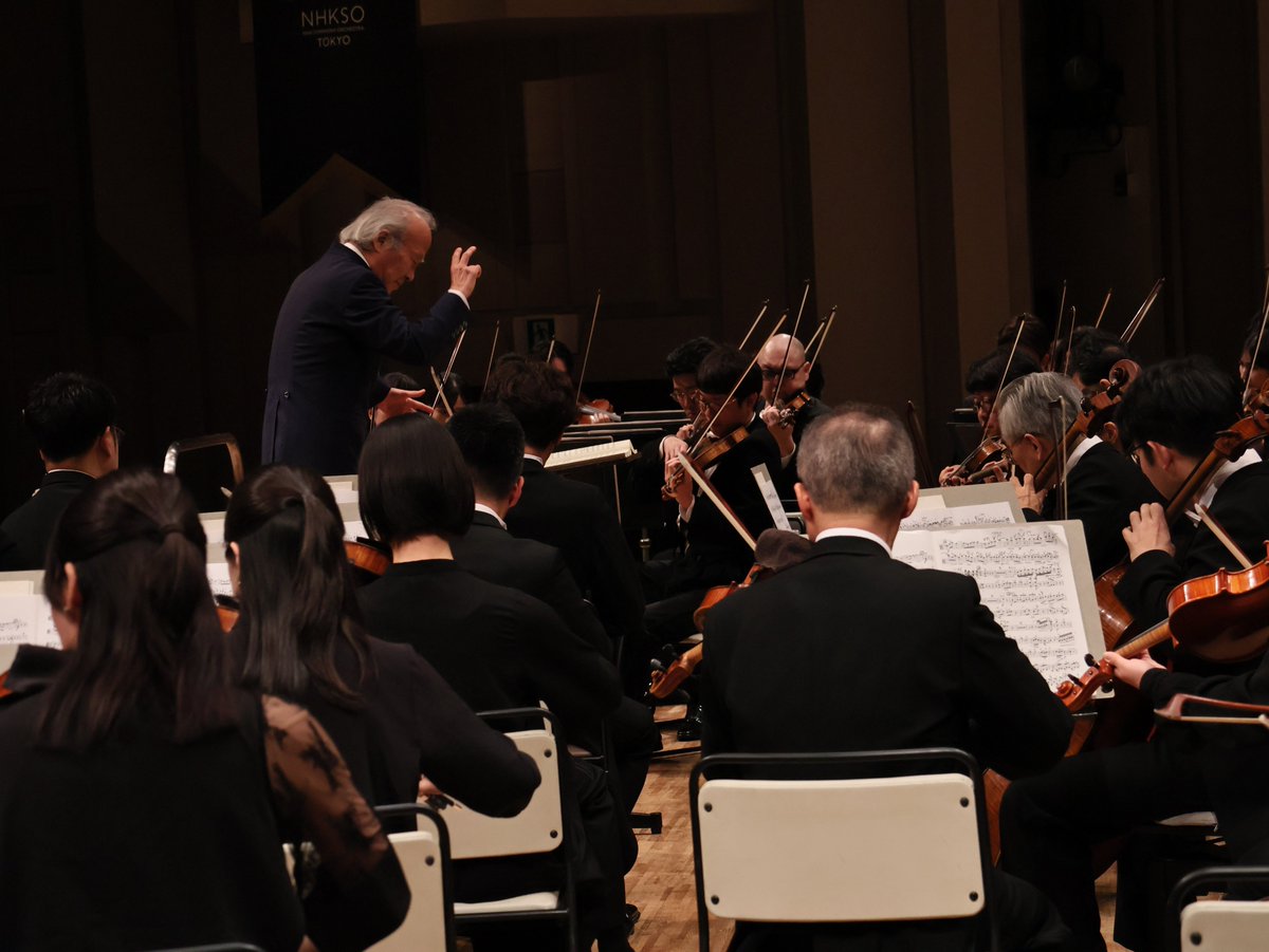 NHKSO_Tokyo's tweet photo. #N響 2026年6月定期公演
Cプログラム 2日目から📷
6月20日(土) NHKホール

#nhkso #TadaakiOtaka #HIMARI

指揮：尾高忠明
ヴァイオリン：HIMARI

シベリウス／アンダンテ・フェスティーヴォ
シベリウス／ヴァイオリン協奏曲 ニ短調 作品47
ラフマニノフ／交響曲 第3番 イ短調 作品44

本日のコンサートは「N響2025-26シーズン定期公演」最後の公演。
#正指揮者 尾高忠明による作品への愛情とこだわりに満ちたタクト、#N響定期 初登場で注目を集めたHIMARIの期待に違わぬソロ、そしてオーケストラの献身的な演奏があいまって、ラストを飾るのにふさわしい盛り上がりを見せて終演しました👏
本日ご来場のお客様、そして今シーズンを通じてN響を応援してくださったファンのみなさまに、心からのお礼を申し上げます。
9月から始まる「2026-27シーズン定期公演」にもご期待ください✨
https://t.co/FzmDjFq99v

終演後にはマエストロ尾高への感謝の気持ちを込めて、オーケストラから花束を贈呈💐
プレゼンターは打楽器の #黒田英実 @hidemiperc が務めました🥁

今回の演目は、6/22(月)に松戸の「森のホール21」でも開催されます（完売しました）。
https://t.co/koFX3hj8LG