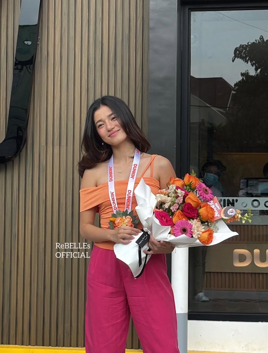 Goobeerwood's tweet photo. I MEAAAAAAN

LOOK!! AT!! HER!! 

on my fcking knees for youuuu @bellemariano02 

#BelleMariano #Dunkin  @dunkinph https://t.co/4Zfbd1MOLp