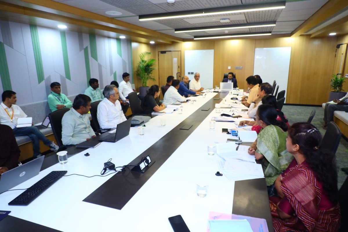 kptcl_official's tweet photo. Dr. @PrasathIas, IAS, MD, KPTCL chaired the review meeting of the Kadandale 400kV Transmission Project in Dakshina Kannada District at Indhana Bhavana, Bengaluru.

Also present were Shri Giridhar Kulkarni, Director (Projects) and other senior officials from the Department. https://t.co/20t4OKlFA3