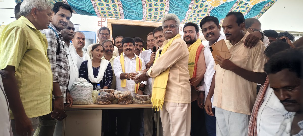 MamidiGROffl's tweet photo. పాతపట్నం నియోజకవర్గం కొత్తూరు మండలం బలద గ్రామ రైతు సేవా కేంద్రంలో నిర్వహించిన కార్యక్రమంలో రైతులకు చిరుధాన్యాల విత్తనాలను పంపిణీ చేయడం జరిగింది. ఈ సందర్భంగా మాట్లాడుతూ, చిరుధాన్యాలు ఆరోగ్యానికి ఎంతో మేలు చేసే ఆహార పంటలని, ప్రజల్లో వాటి వినియోగంపై మరింత అవగాహన పెంచాల్సిన అవసరం ఉందని పేర్కొన్నాను. వాతావరణ మార్పులను తట్టుకుని తక్కువ నీటితో అధిక దిగుబడిని ఇచ్చే పంటలలో చిరుధాన్యాలు ప్రముఖ స్థానంలో ఉన్నాయని వివరించాను.

రైతులు సంప్రదాయ పంటలతో పాటు చిరుధాన్యాల సాగుపై కూడా దృష్టి సారిస్తే అదనపు ఆదాయం పొందడంతో పాటు ఆరోగ్యవంతమైన సమాజ నిర్మాణానికి తోడ్పడగలరని సూచించాను. రైతు సంక్షేమం, వ్యవసాయాభివృద్ధికి కూటమి ప్రభుత్వం కట్టుబడి ఉందని, ఆధునిక వ్యవసాయ విధానాలు మరియు ప్రత్యామ్నాయ పంటల సాగును ప్రోత్సహిస్తూ రైతుల ఆదాయం పెంపునకు కృషి చేస్తోందని తెలియజేశాను. ఈ కార్యక్రమంలో మండల ఎన్డీఏ కూటమి నాయకులు, ప్రజాప్రతినిధులు, రైతులు, గ్రామ ప్రజలు, కార్యకర్తలు మరియు సంబంధిత శాఖల అధికారులు పాల్గొన్నారు.

#MamidiGovindaRao
#MilletsMission
#FarmersWelfare
#AgricultureDevelopment
#Pathapatnam