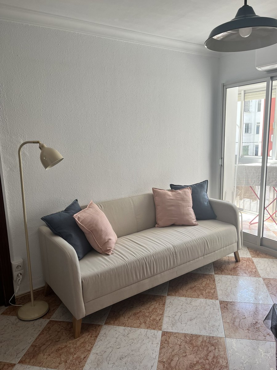 BellaStna_'s tweet photo. Se alquilan 2 habitaciones en piso compartido (Sevilla), cerca del CC Los Arcos
Agua e internet incluidos
LGTBI+ friendly y vegan friendly
Aire acondicionado
Erasmus, estudiantes o trabajadores
#pisosevilla  #ErasmusSevilla #HabitaciónSevilla #PisoCompartido #RoomForRent #Erasmus https://t.co/6AGjDddfmE