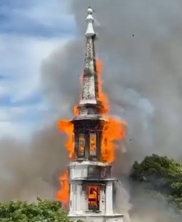 ImtiazMadmood's tweet photo. 175-year-old South Bushwick Reformed Church in NYC just burned to the ground. https://t.co/a645mf9qsp
