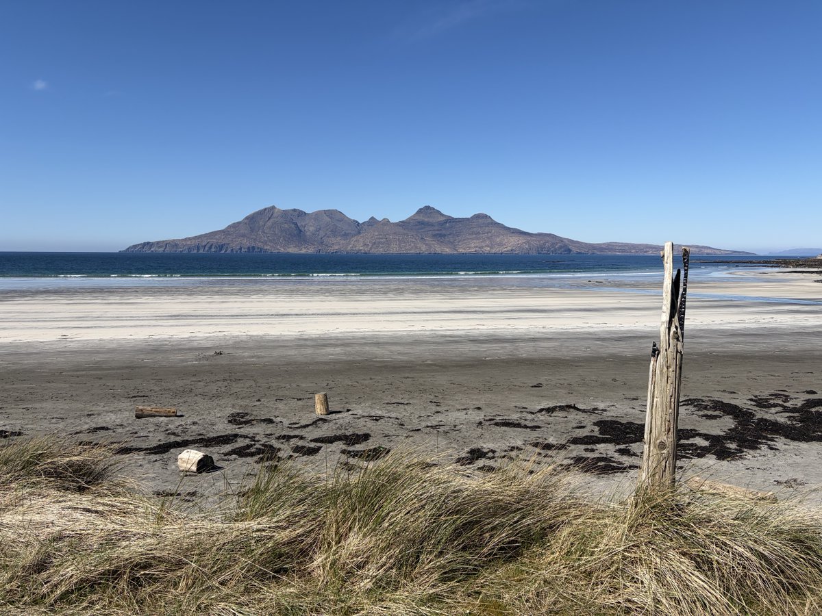 scottishbeach's tweet photo. Laig Bay, Isle of Eigg 🏴󠁧󠁢󠁳󠁣󠁴󠁿 https://t.co/IrtVICX0t8