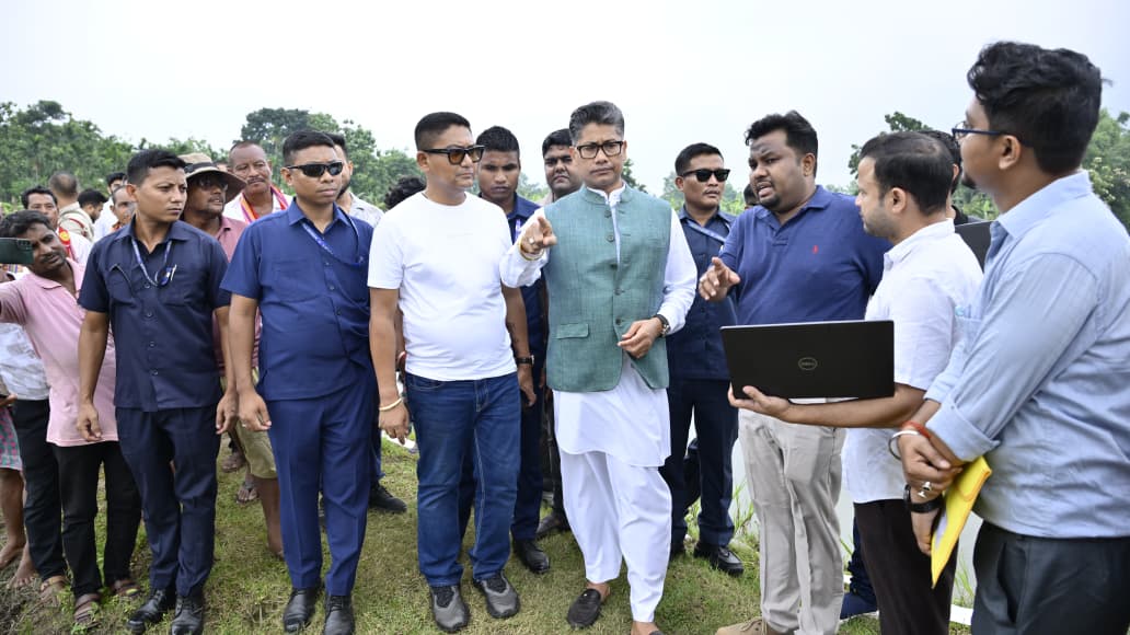 airnews_ghy's tweet photo. জলসিঞ্চন মন্ত্ৰী @Pijush_hazarika -ই আজি #Boko-ছয়গাঁওত আধুনিকীকৰণ কমাণ্ড এৰিয়া উন্নয়ন (MCAD) পাইলট প্ৰকল্পৰ অধীনৰ ছিংগুৱা ফ্ল' ইৰিগেচন স্কীম (FIS) ক্লাষ্টাৰ আৰু সৌৰশক্তিচালিত মোবাইল লিফ্ট ইৰিগেচন স্কীম পৰিদৰ্শন কৰি প্ৰকল্পসমূহৰ অগ্ৰগতিৰ বুজ লয়।
#Irrigation https://t.co/DXKLb8epmx