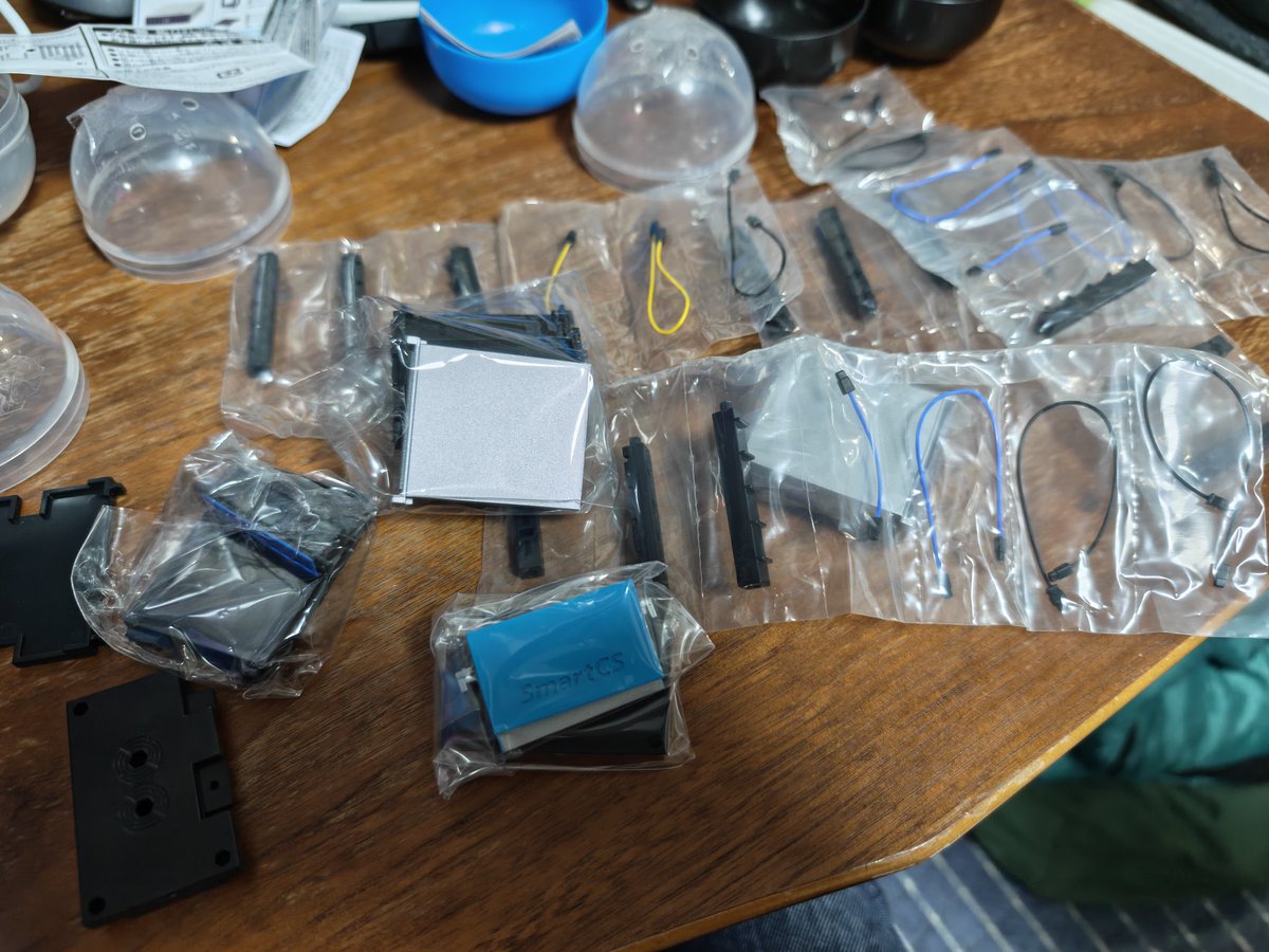 10202511's tweet photo. 念願のネットワーク機器ガチャガチャが4つ揃い、遂にラックが完成した。 https://t.co/oEOJ8gy04T