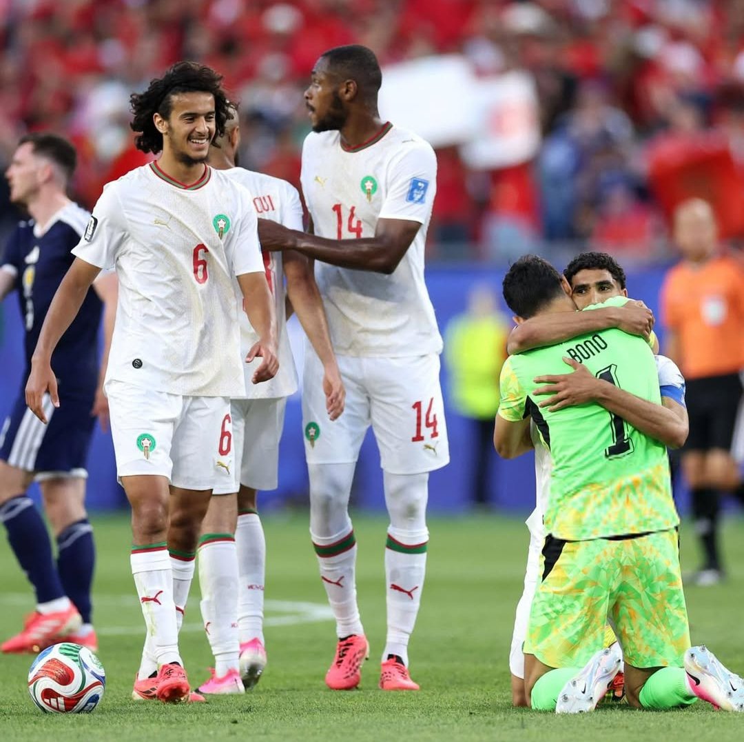 aboolaya's tweet photo. الأمر يتجاوز كرة القدم.. هذا العناق العفوي بين ياسين بونو وأشرف حكيمي، ليس مجرد تهنئة بفوز مستحق على منتخب اسكتلندا، بل تجسيد للتضامن الكامل والدعم غير المشروط للإنسان فينا..
​تلك الابتسامة الصافية والصادقة المرسومة على وجه بوعدي دليل آخر على نقاء الفرح المغربي.. https://t.co/pbkaTPOeuy