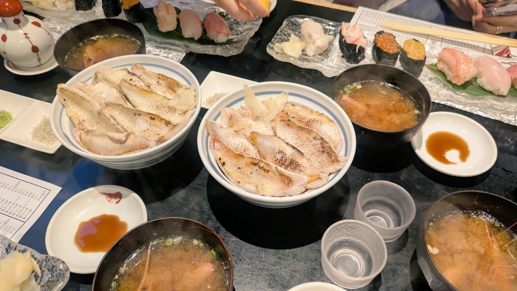 10000_n's tweet photo. 炙りのどぐろ丼……信じられない程美味しかった……とろける……醤油要らない旨さ……
お寿司も味噌汁もお酒も全部美味しくて最高だ https://t.co/jZemCAGsjB