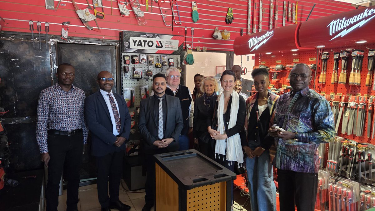 FPMSA_RDC's tweet photo. S.E. Madame 𝐒𝐚𝐛𝐢𝐧𝐞 𝐌𝐞𝐡𝐧𝐞𝐫𝐭, Ambassadrice adjointe de la République fédérale d’Allemagne en RDC, accompagnée des représentants de la 𝐊𝐟𝐖, de la 𝐆𝐈𝐙 et du 𝐅𝐏𝐌, a rencontré des 𝐏𝐌𝐄 𝐛é𝐧é𝐟𝐢𝐜𝐢𝐚𝐢𝐫𝐞𝐬 𝐝𝐞𝐬 𝐟𝐢𝐧𝐚𝐧𝐜𝐞𝐦𝐞𝐧𝐭𝐬 soutenus par la Coopération allemande en faveur de la RDC.

En effet, c’est en marge de la 𝐃𝐑𝐂 𝐌𝐢𝐧𝐢𝐧𝐠 𝐖𝐞𝐞𝐤 2026 qu’elle a effectué cette visite de terrain afin de constater l’impact concret de ces financements sur le développement des MPME congolaises.

Il sied de noter que le financement actif de la Coopération allemande au sein du FPM SA et du FPM ASBL, qui s’élève à plus de 76 𝐦𝐢𝐥𝐥𝐢𝐨𝐧𝐬 𝐔𝐒𝐃, a permis d’atteindre plus de 400 000 𝐞𝐦𝐩𝐫𝐮𝐧𝐭𝐞𝐮𝐫𝐬 via 39 institutions financières partenaires, contribuant ainsi au renforcement de l’inclusion financière en RDC.

#FPM #CooperationAllemande #KfW #GIZ #FinanceInclusive #PME #RDC #Impact