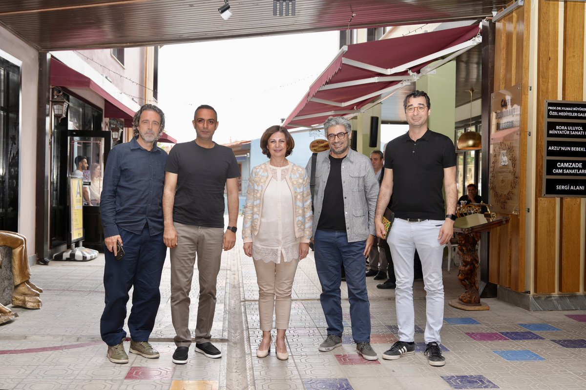 ayseunluce's tweet photo. Gazeteci ve yazarlar Murat Ağırel, Barış Terkoğlu, Timur Soykan ve Barış Pehlivan; Memleket Sevdalıları Derneği Genel Başkanı İbrahim Şavlukbaş, Memleket Sevdalıları Derneği Eskişehir Şube Başkanı Güler Yılmaz ve Eskişehir Kent Konseyi Başkanı Ahmet Kapanoğlu ile şehrimiz ve ülkemiz gündemine ilişkin değerlendirmelerde bulunduğumuz keyifli bir sohbet gerçekleştirdik.

Sanat Sokağımızı da birlikte gezerek Eskişehir’imizin kültür sanat çalışmalarını konuştuk.

Nazik ziyaretleri için teşekkür ediyorum.
