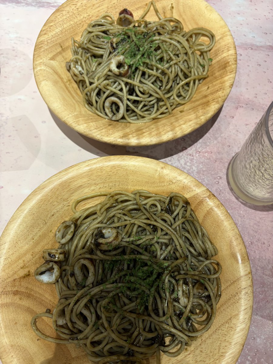 otogeboy's tweet photo. 黒墨鳥寸踏んだのでイカ墨パスタ食ってる https://t.co/NXKH9wGHQJ