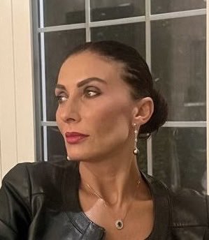 LArchimandrita's tweet photo. Oltre l’aspetto fisico, c’è qualcosa che differenzia queste due signore nel riversare sui social ogni giorno il loro astio, il loro rancore, la loro invidia nei confronti di Giorgia Meloni?
#AlessiaMorani #ChiaraGeloni https://t.co/8cZE0t36EA