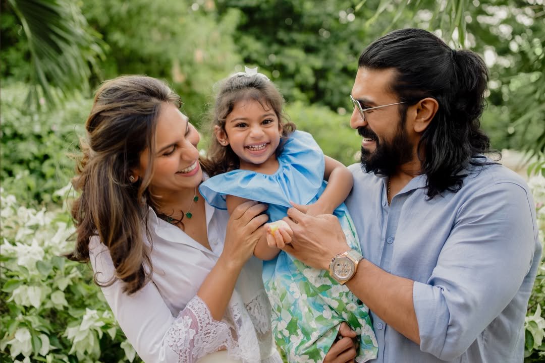 beyondmediapres's tweet photo. #RamCharan officially revealed a heartwarming glimpse of #KlinKaara to the public.

#KlinKaaraKonidela https://t.co/y3c9Gpa2sL