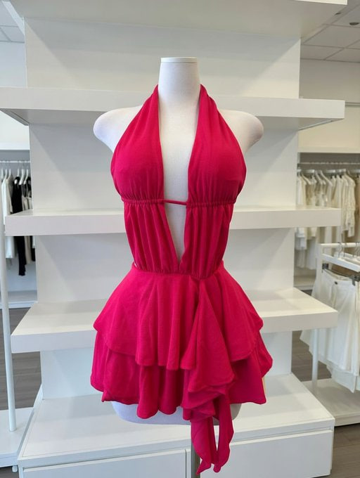 Tuul002's tweet photo. When in doubt, go for red❤️ https://t.co/9t9nWM1pJq