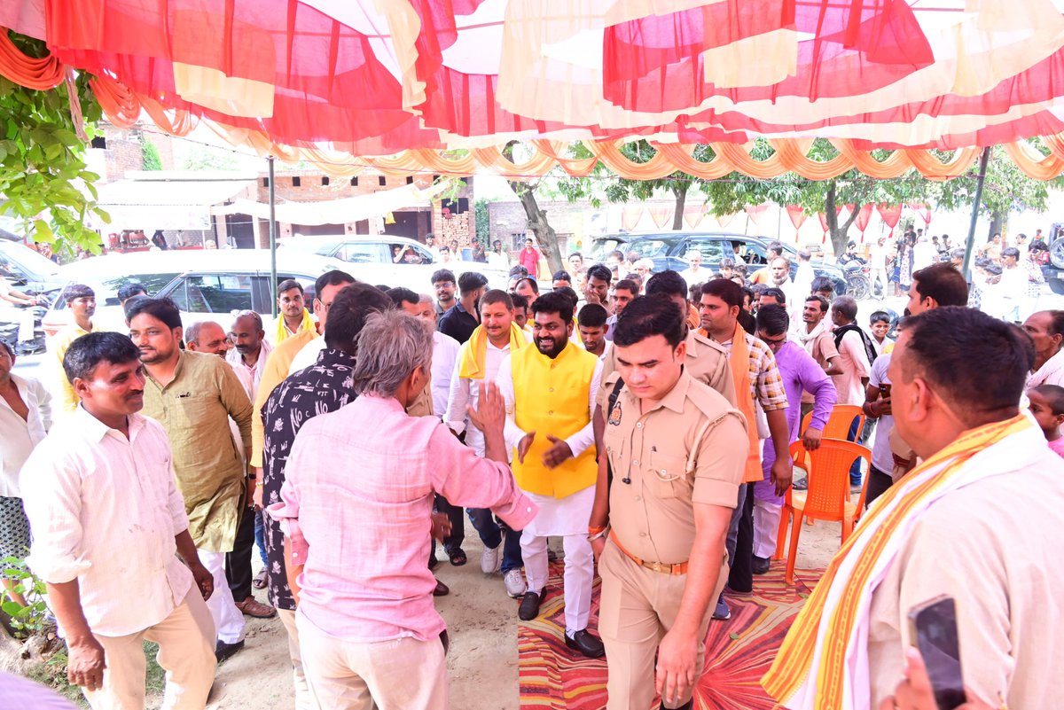 arvindrajbhar07's tweet photo. नटबीरन चौराहा, हुसैनाबाद, जनपद-बाराबंकी में आयोजित भंडारा कार्यक्रम में श्रद्धापूर्वक सम्मिलित होकर प्रसाद ग्रहण किया तथा उपस्थित श्रद्धालुओं एवं क्षेत्रवासियों से आत्मीय मुलाकात की।
इस अवसर पर सामाजिक समरसता, सेवा और आपसी सद्भाव के संदेश को मजबूत करते हुए सभी के सुख, शांति एवं समृद्धि की मंगलकामना की।