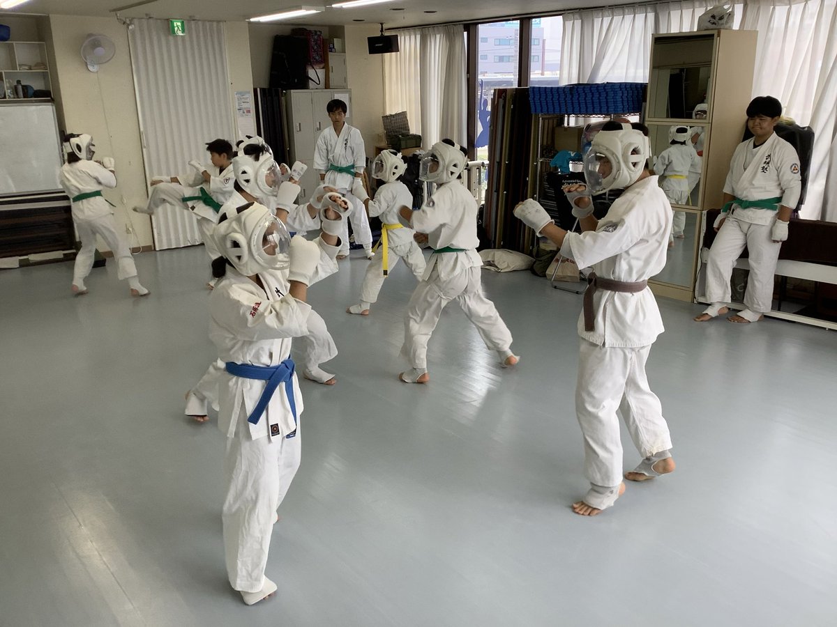 bugenjukukantou's tweet photo. 空手道武現塾 健心会
土曜日午前クラス。１部は小学生クラス。２部は小学生高学年、中学年以上大人のクラス。活気があって良いです(^^)
https://t.co/a0w30NZ0e9
#空手道
#武現塾
#千葉市
#小学生
#習い事 https://t.co/mWGqC74soC