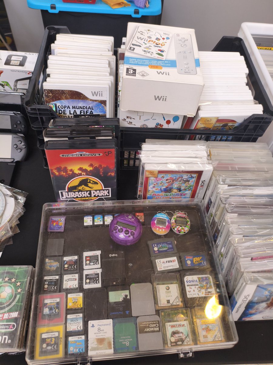 SilverSnake97's tweet photo. No puedo venir a estos sitios tío, es que me pongo malo.

Solo me compré una cosa, el mando de Wii, necesitaba uno original Y ME HE CONTENIDO DEMASIADO. https://t.co/n6bOHTtfUb