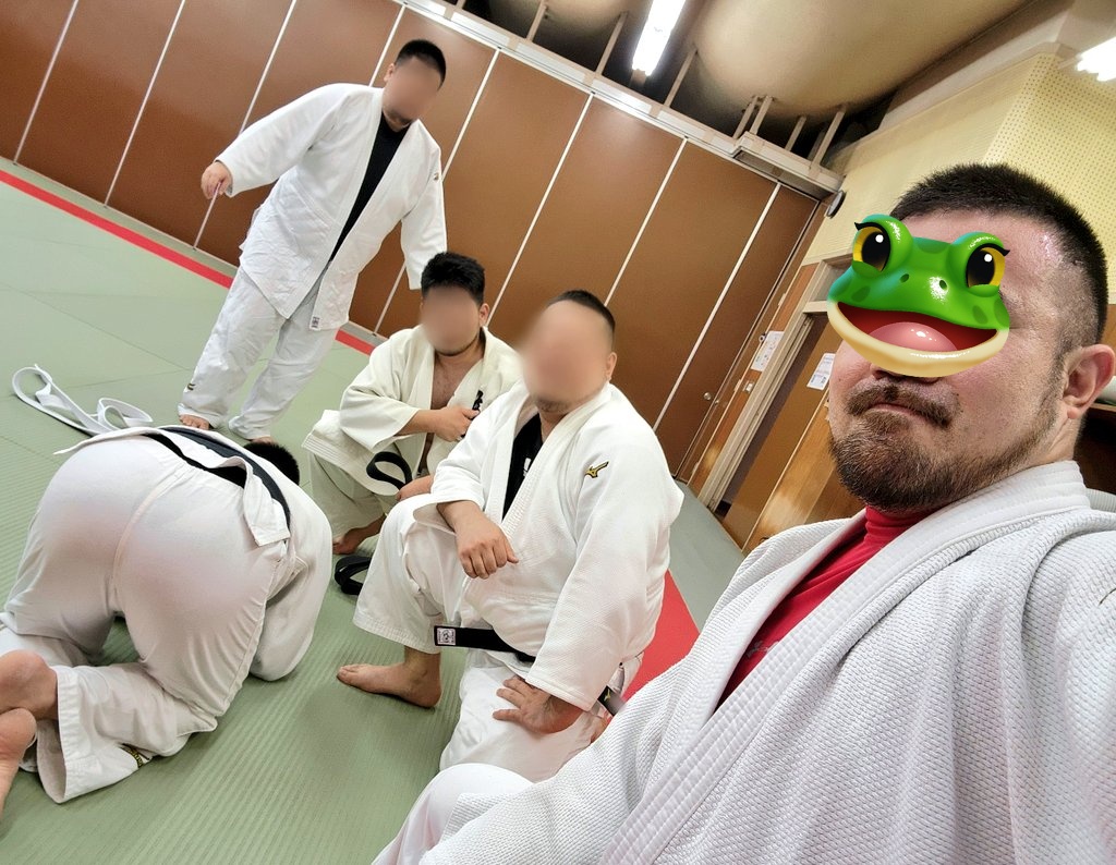 hasukichi's tweet photo. 今日は柔道部の稽古でした！
比較的少人数だったけど、新しい技を試したり組手の特訓したり楽しかったー😆

そういえば娘(コーンスネーク)が久しぶりに脱皮。
皮だけ見ても大きくなったのが分かるねぇ😊

#セルフフリート
#そのうち消します https://t.co/BkzDsqOEPY