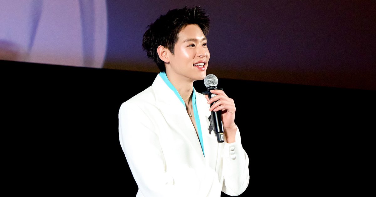 webstarupdate's tweet photo. “รมย์รวินท์คลินิก” ร่วมงาน Grand Opening เปิดตัว “บิวกิ้น พุฒิพงศ์” พรีเซนเตอร์คนใหม่ Program OLIGIO X G-MODE

#BBillkin #BILLKINxOligioX
#Romrawin #Romrawinclinic 
#รมย์รวินท์ #รมย์รวินท์คลินิก 
#Forthebetteryou

รมย์รวินท์คลินิก (Romrawin Clinic) ร่วมงาน Grand Opening เปิดตัว Program OLIGIO X G-MODE อย่างเป็นทางการ พร้อมเปิดตัวศิลปินสุดฮอต “บิวกิ้น-พุฒิพงศ์ อัสสรัตนกุล” ในฐานะพรีเซนเตอร์ของ Program OLIGIO X G-MODE ภายใต้แนวคิด “GLOW LIFT IN YOUR OWN WAY” ที่สะท้อนถึงการดูแลตัวเองและการสร้างความมั่นใจในแบบฉบับของแต่ละบุคคล ท่ามกลางบรรยากาศสุดคึกคักจากผู้เข้าร่วมงานและแฟนคลับจำนวนมาก
ภายในงานได้รับเกียรติจากทีมแพทย์รมย์รวินท์คลินิก เข้าร่วมงานและร่วมเฉลิมฉลองความสำเร็จในครั้งนี้ นำโดย หมอฐา - พญ.ฐานิสร ธรรมลิขิตกุล (ว.10656), หมอออย - พญ.อรุณี ทองอัครนิโรจน์ (ว.40692), หมอแพร - พญ.ธิรดา จิตตการ (ว.30170) และ หมอบีบี - พญ.ช่ออัญชัญ ปัญญาเอกะวิทู (ว.49909) ซึ่งการร่วมงานในครั้งนี้ นอกจากเป็นการเปิดตัวพรีเซ็นเตอร์แล้วยังเป็นการอัปเดตเทคโนโลยีและเทคโนโลยีการดูแลผิวพรรณอย่างใกล้ชิด เพื่อยกระดับการให้บริการที่ตอบโจทย์ผู้บริโภคในยุคปัจจุบัน

บรรยากาศภายในงานเต็มไปด้วยความสนุกสนานและเป็นกันเอง โดยไฮไลท์อยู่ที่โชว์พิเศษจากพรีเซนเตอร์หนุ่ม “บิวกิ้น พุฒิพงศ์” ที่เรียกเสียงกรี๊ดจากแฟน ๆ ได้ตลอดทั้งงาน พร้อมกิจกรรมเอ็กซ์คลูซีฟลุ้นรับของที่ระลึกสุดพิเศษ อาทิ ภาพ Canvas พร้อมลายเซ็นสด และสิทธิ์ร่วมถ่ายภาพ Group Shot แบบ 1:5 ร่วมกับศิลปินบนเวที สร้างความประทับใจให้กับผู้ร่วมงานเป็นอย่างมาก
ทั้งนี้ รมย์รวินท์คลินิก ให้ความสำคัญกับการคัดสรรโปรแกรมดูแลผิวพรรณที่ได้มาตรฐานและสอดคล้องกับความต้องการของแต่ละบุคคล โดย Program OLIGIO X เป็นหนึ่งในทางเลือกที่ทางคลินิกเลือกใช้ในการดูแลผิวพรรณของผู้รับบริการมาอย่างต่อเนื่อง ควบคู่ไปกับการพัฒนาองค์ความรู้ของแพทย์และบุคลากรอย่างไม่หยุดยั้ง เพื่อให้สามารถประเมินสภาพผิวและวางแผนการดูแลได้อย่างเหมาะสม ตรงจุด และไม่ส่งผลต่ออันตรายในทุกขั้นตอน

การเข้าร่วมงาน Grand Opening ในครั้งนี้ จึงเป็นอีกหนึ่งก้าวสำคัญของ รมย์รวินท์คลินิก ในการติดตามความก้าวหน้าของเทคโนโลยีความงาม พร้อมเปิดรับมุมมองใหม่ ๆ เพื่อนำมาพัฒนาการให้บริการและมอบประสบการณ์การดูแลผิวพรรณที่ดีที่สุดให้แก่ผู้เข้ารับบริการทุกท่านต่อไป

ภาพเพิ่มเติม>>> https://t.co/0KPG1SMk6j
