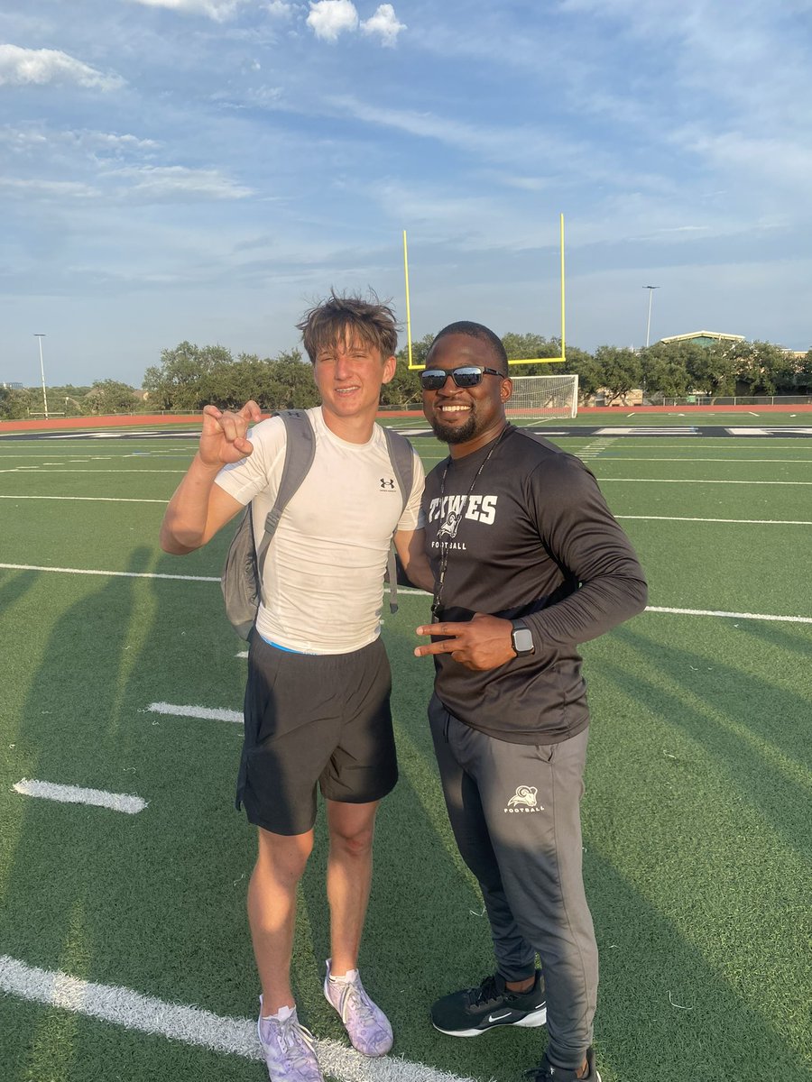 Reese_Henry_IV's tweet photo. Grateful for the amazing time I had at the @TxWesFootball camp! Blessed for all the opportunities and great coaching points from @Coach_Lewis5!

@coachesalas 
@CoachMikeDarr 
@TGII37 
@CoachThompson_3 https://t.co/isj1ktVSkQ