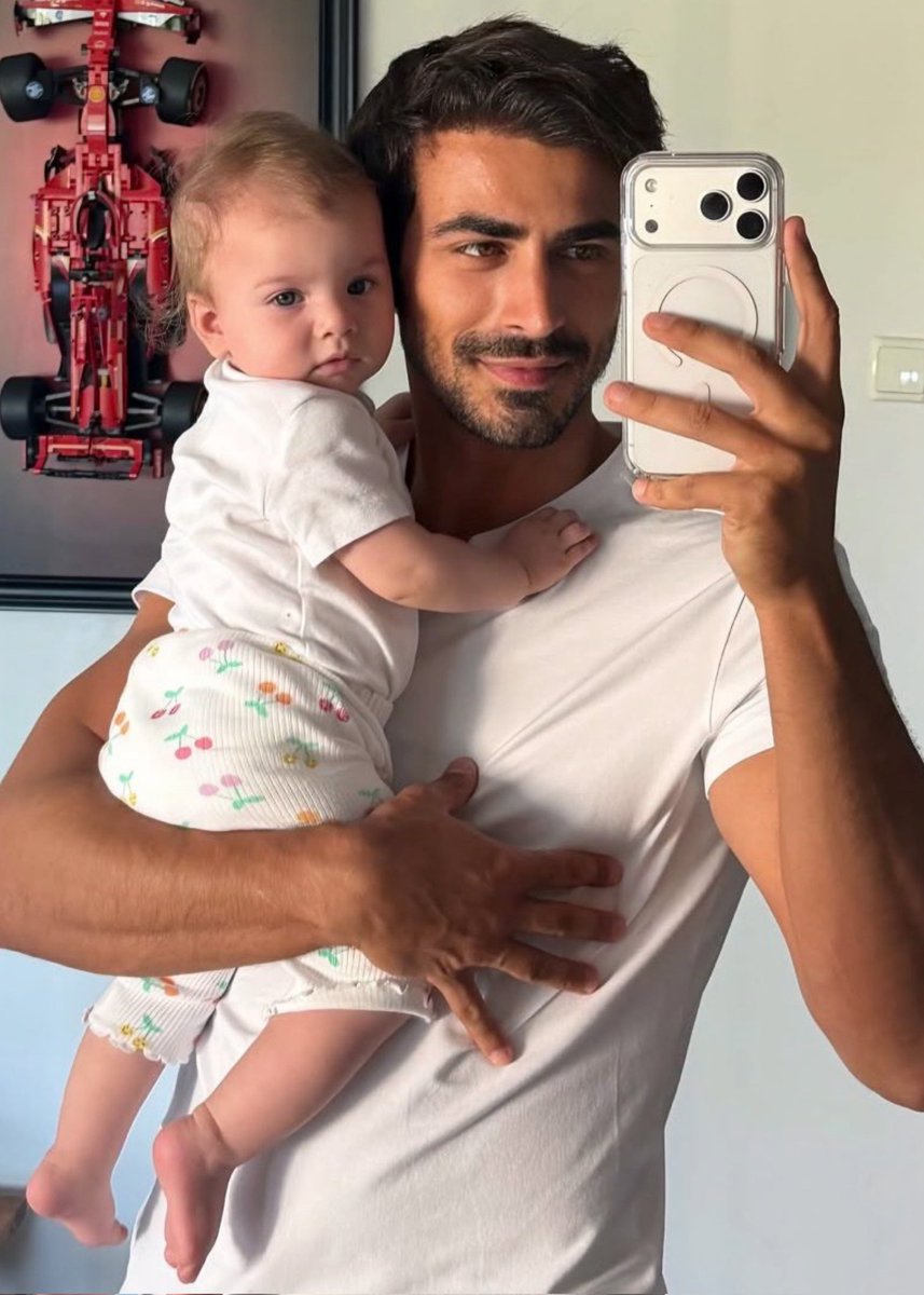 notarthi's tweet photo. the size difference is making me have cuteness aggression. She looks so tiny next to him 😭 https://t.co/tDFzIPkSfG