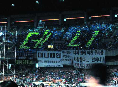 j_fangod's tweet photo. 작성일: 2006/06/05
작성자: DJ데니
아이콘서트때 찍은 우리 하늘색친구들의사진...
코디가 드디어 보내주었다....ㅋㅋㅋㅋ

비가 많이 왔는데도 많이 와주셔서..열심히 응원해주셔서..
너무 감사합니다...우리 팬들은 진짜 멋져~~ㅋㅋㅋ

*
나두 저기 형광색지 들구있었어 https://t.co/GCUGDt3xCx