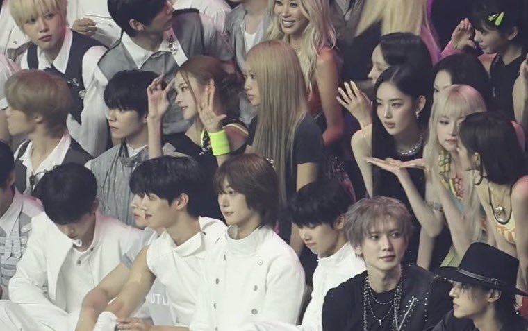 xoulsz's tweet photo. JL WAS BESIDE IZNA DURING THE PICTURE TAKING BRO SOMEONE CHECK ON HIM 😭😭😭😭 https://t.co/rrSdJFny0I