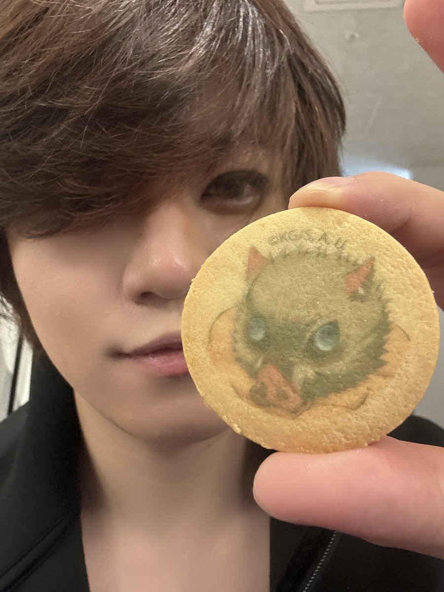 satoyugodesu's tweet photo. 今日は家族が観にきたよ。
お腹がまん丸な父さんに、顔丸くなったって言われたよ。

初演から13kg増えてるからね。

甥っ子は相変わらず一緒に写真撮ってくれなかったよ。

#舞台鬼滅の刃 https://t.co/jgOCQYDbwc