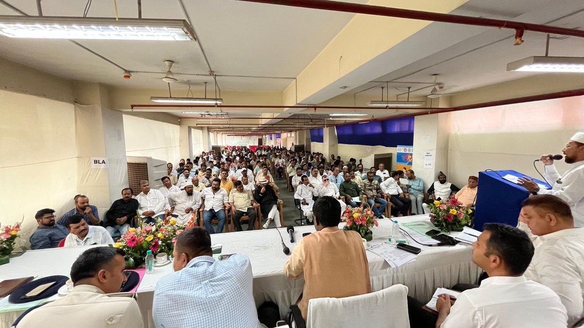 DC_Ranchi's tweet photo. आगामी मोहर्रम पर्व शांतिपूर्ण, सौहार्दपूर्ण एवं व्यवस्थित वातावरण में संपन्न कराने के उद्देश्य से आज जिलास्तरीय शांति समिति की बैठक आयोजित की गई। 

बैठक में वरीय पुलिस अधीक्षक श्री राकेश रंजन, पुलिस अधीक्षक, नगर श्री पारस राणा, पुलिस अधीक्षक, ग्रामीण श्री गौरव गोस्वामी, पुलिस अधीक्षक, यातायात श्री राकेश सिंह, अनुमंडल पदाधिकारी, सदर श्री कुमार रजत, अपर जिला दंडाधिकारी (विधि-व्यवस्था) श्री धनंजय, प्रशिक्षु आईएएस सुश्री आस्था शरण, जिला नजारत उपसमाहर्ता श्री सुदेश कुमार, जिला परिवहन पदाधिकारी श्री अखिलेश कुमार सहित संबंधित पुलिस पदाधिकारी, अंचलाधिकारी, थाना प्रभारी, सेन्ट्रल मोहर्रम कमिटी, महावीर मंडल, विभिन्न अखाड़ा समितियों एवं शांति समिति के सदस्य उपस्थित थे।

बैठक की शुरुआत में सेन्ट्रल मोहर्रम कमिटी, विभिन्न अखाड़ा समितियों एवं शांति समिति के प्रतिनिधियों ने मोहर्रम पर्व के सफल आयोजन हेतु आवश्यक व्यवस्थाओं पर अपने सुझाव एवं मांगें रखीं। प्रतिनिधियों ने साफ-सफाई, सुरक्षा व्यवस्था, जुलूस मार्गों की स्थिति, विद्युत व्यवस्था, पेयजल, एम्बुलेंस, अखाड़ों के लाइसेंस निर्गत करने, यातायात प्रबंधन तथा अन्य बुनियादी सुविधाओं को लेकर अपने विचार साझा किए। सभी प्रतिनिधियों ने आपसी भाईचारे एवं सांप्रदायिक सौहार्द के साथ पर्व मनाने की प्रतिबद्धता दोहराई। 

बैठक में मोहम्मद इस्लाम, अकीलुर्रहमान, अजीत सहाय, परमजीत सिंह, जयसिंह यादव, सागर कुमार समेत कई गणमान्य व्यक्तियों ने अपने सुझाव रखे।

बैठक को संबोधित करते हुए कहा कि शांति समिति एवं अखाड़ा समितियों द्वारा दिए गए सभी सुझावों पर गंभीरतापूर्वक विचार किया जाएगा तथा प्रशासन की ओर से बेहतर व्यवस्था उपलब्ध कराने का प्रयास किया जाएगा। जिला प्रशासन के सभी अधिकारी अपनी जिम्मेदारियों का पूर्ण निष्ठा एवं समर्पण के साथ निर्वहन करेंगे ताकि पर्व शांतिपूर्ण एवं सौहार्दपूर्ण वातावरण में संपन्न हो सके।

मोहर्रम केवल एक धार्मिक आयोजन नहीं, बल्कि सामाजिक समरसता और आपसी भाईचारे का प्रतीक है। सभी समुदायों से सहयोग की अपील करते हुए कहा कि छोटी-छोटी बातों को अनावश्यक रूप से बड़ा न बनने दें तथा किसी भी प्रकार की अफवाह अथवा भ्रामक सूचना पर ध्यान न दें।

सोशल मीडिया प्लेटफॉर्म पर प्रशासन एवं पुलिस की विशेष निगरानी रहेगी। किसी भी प्रकार की भ्रामक, आपत्तिजनक अथवा सांप्रदायिक सौहार्द बिगाड़ने वाली पोस्ट पर त्वरित कार्रवाई की जाएगी। शांति समिति के सदस्यों एवं आम नागरिकों से अपील की कि किसी भी अफवाह या संदिग्ध सूचना की जानकारी तत्काल प्रशासन एवं पुलिस को दें ताकि समय रहते आवश्यक कार्रवाई की जा सके।

सभी अखाड़ा समितियों एवं मोहर्रम कमेटियों से अनुरोध किया कि वे माननीय उच्च न्यायालय द्वारा जारी दिशा-निर्देशों का पूर्णतः पालन करें। विशेष रूप से झंडों की निर्धारित ऊंचाई बनाए रखने तथा स्वीकृत जुलूस मार्गों में किसी प्रकार का परिवर्तन अथवा डायवर्जन नहीं करने का आग्रह किया। अखाड़ा समितियां स्थानीय थाना से समन्वय स्थापित कर निर्धारित रूट से ही जुलूस निकालें। 

बैठक को संबोधित करते हुए वरीय पुलिस अधीक्षक श्री राकेश रंजन ने कहा कि किसी भी असामाजिक तत्वों से कड़ाई से निपटा जायेगा। उन्होंने सभी अखाड़ा समितियों से कहा कि किसी भी प्रकार की संदिग्ध गतिविधि या घटना की सूचना तत्काल अपने खलीफा को दें तथा उसके बाद थाना प्रभारी, अंचलाधिकारी एवं वरीय अधिकारियों को सूचित करें। उन्होंने कहा कि सभी जुलूस निर्धारित समय पर प्रारंभ हों तथा निर्धारित समय पर ही अपने गंतव्य तक पहुंचकर संपन्न हों, इसका विशेष ध्यान रखा जाए।

वरीय पुलिस अधीक्षक द्वारा बताया गया कि मोहर्रम के दौरान संवेदनशील एवं महत्वपूर्ण स्थलों पर विशेष सुरक्षा व्यवस्था की जाएगी। ड्रोन कैमरों के माध्यम से जुलूसों एवं भीड़भाड़ वाले क्षेत्रों की निगरानी की जाएगी। इसके अतिरिक्त, धार्मिक स्थलों पर भी विशेष सतर्कता बरती जाएगी ताकि कोई भी असामाजिक तत्व शांति एवं सौहार्द का वातावरण बिगाड़ने में सफल न हो सके।

बैठक के अंत में जिला प्रशासन एवं पुलिस प्रशासन ने सभी अखाड़ा समितियों, मोहर्रम कमिटियों, शांति समिति के सदस्यों एवं आम नागरिकों से आपसी समन्वय, सहयोग एवं भाईचारे की भावना के साथ मोहर्रम पर्व मनाने की अपील की।
@prdjharkhand 
@JharkhandCMO 
@HemantSorenJMM 
@ranchipolice 
@mbhajantri