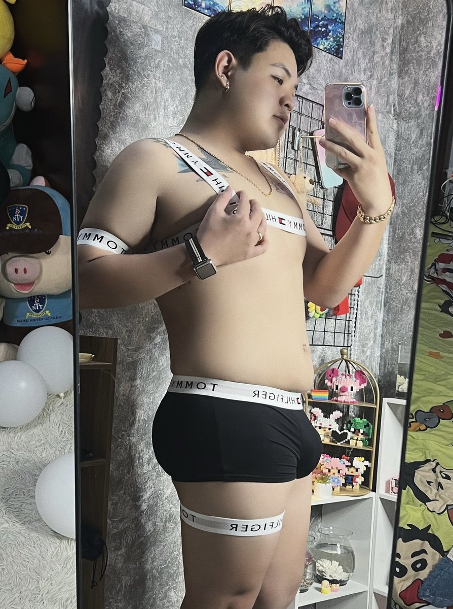 bsoncute27's tweet photo. Anh rủ tôi về nhà chơi bài
Tôi cược ít, còn anh " cược hơi căng " 😎 https://t.co/V3HiHBwVCF