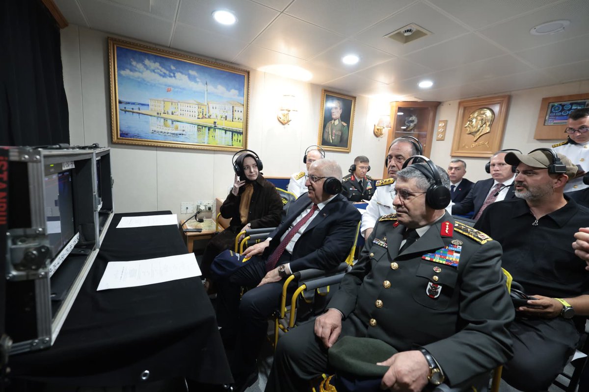 sryonal's tweet photo. Millî Savunma Bakanımız Yaşar Güler, Genelkurmay Başkanı Orgeneral Selçuk Bayraktaroğlu, Deniz Kuvvetleri Komutanı Oramiral Ercüment Tatlıoğlu, Donanma Komutanı Oramiral Kadir Yıldız ve 1’inci Ordu Komutanı Orgeneral Bahtiyar Ersay ile birlikte, çekimleri devam eden “Operasyon Alesta” dizimizin setini ziyaret etti.

Ziyaret kapsamında kendilerine projemiz ve devam eden çekim süreci hakkında bilgi sunma fırsatı bulduk. TCG İstanbul’da gerçekleştirilen çekimlere gösterdikleri ilgi ve destekleri için Sayın Bakanımıza ve kıymetli komutanlarımıza teşekkür ederiz.

Ülkemizin denizlerdeki gücünü ve kahramanlık hikayelerini ekranlara taşımayı amaçlayan “Operasyon Alesta” için çalışmalarımız tüm hızıyla devam ediyor. ⚓🇹🇷

@tabiiresmi  #SavunmaBakanlığı

#OperasyonAlesta #TCGİstanbul #DenizKuvvetleri #MSB #tabii