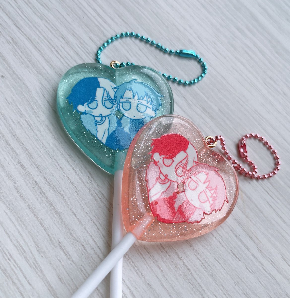 hrs_199's tweet photo. 新刊のノベルティです！
2色ランダムでお渡しします〜〜ちゅるちゅるでかわいいよん🍭 https://t.co/Zx3uaLkAkf
