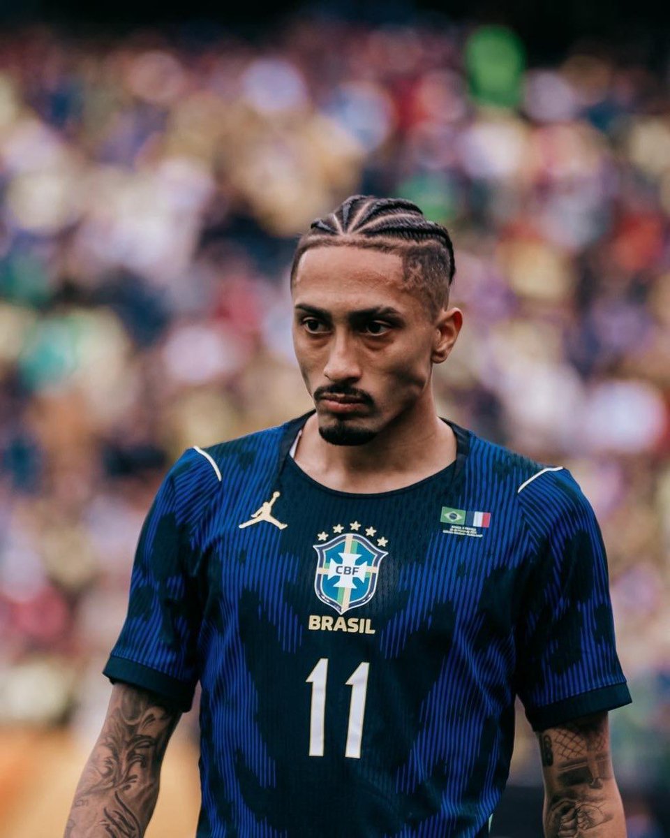 DKInfosBR's tweet photo. [OFF] No fim o Raphinha estava certo na entrevista mesmo, imagina buscar a aprovação de um povo que comemora lesão do próprio jogador.

Tão fazendo com ele a mesma coisa que faziam com o Vini até ontem, nojento demais.

Espero que não seja grave. Precisamos dele. https://t.co/IrYa3EPpLn