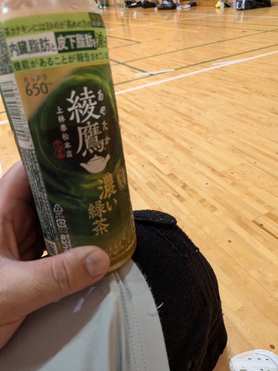 clemiradbd's tweet photo. 練習。
暑くなってきたので水分補給が大事。
ただ自分はあまりスポドリ系は飲まずに、その日冷蔵庫にあるお茶を持って出ます。〇〇買ったら無料とか、特価品とかを買っておいて冷やしてます。
ちなみにこの一本でギリギリです、来月は二本か水筒にします。

#バドミントン https://t.co/4pw7HJHFr1