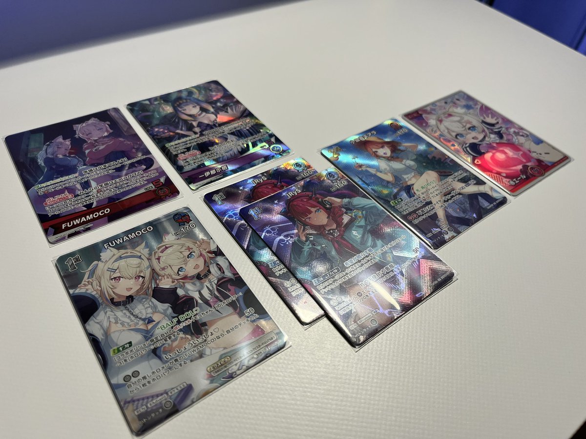 SoRaYo3238's tweet photo. 3BOX開封結果っ！！！！✨
机にたくさんのすうちゃんで幸せ！！！✨
先輩ホロメンのキラキラもたくさんあってうれしうれし〜！！！！
……ホロカ開封楽しすぎる…沼だ…っ！ https://t.co/KmARVnNoce
