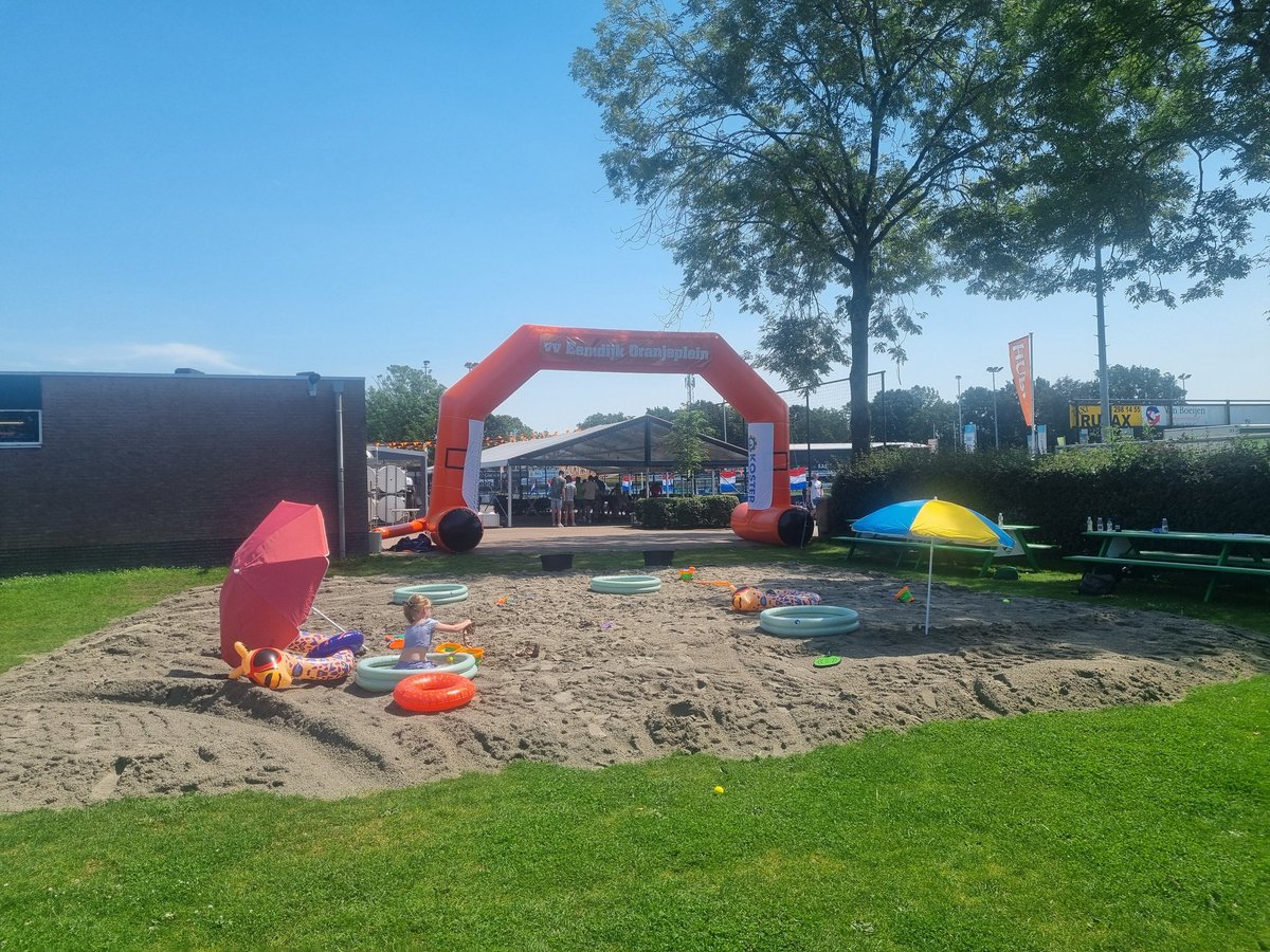 VVEemdijk's tweet photo. Voorbereiding in volle gang voor het wk feest vanmiddag. Komt allen! https://t.co/olzFPpxtRp