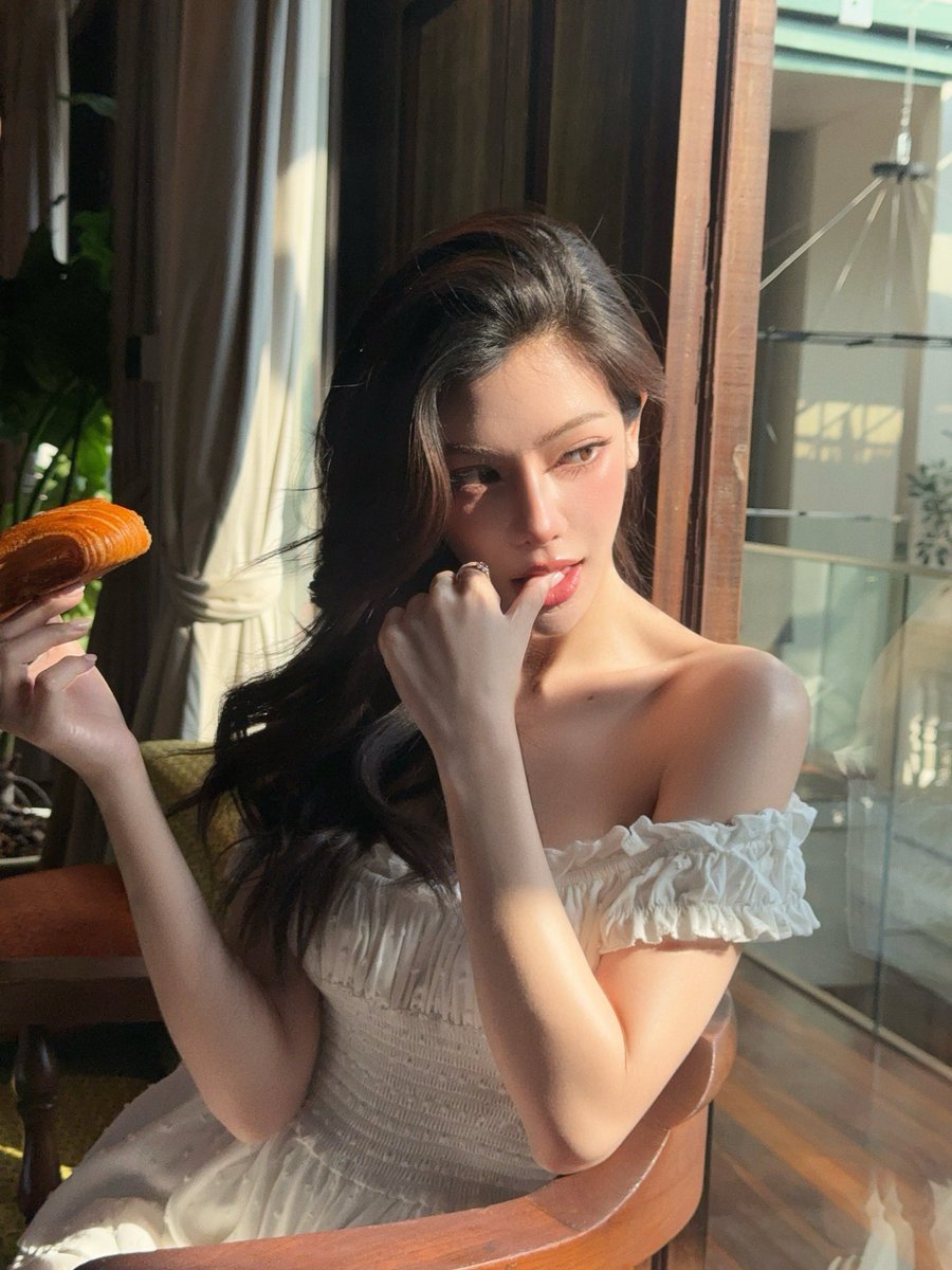 Pailiuuur18's tweet photo. คนมีคู่เค้ากินครัวซองกันยังไง 🧐🧐 https://t.co/MgkypH3X12