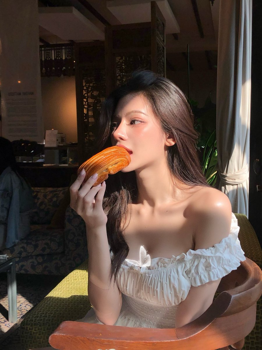 Pailiuuur18's tweet photo. คนมีคู่เค้ากินครัวซองกันยังไง 🧐🧐 https://t.co/MgkypH3X12