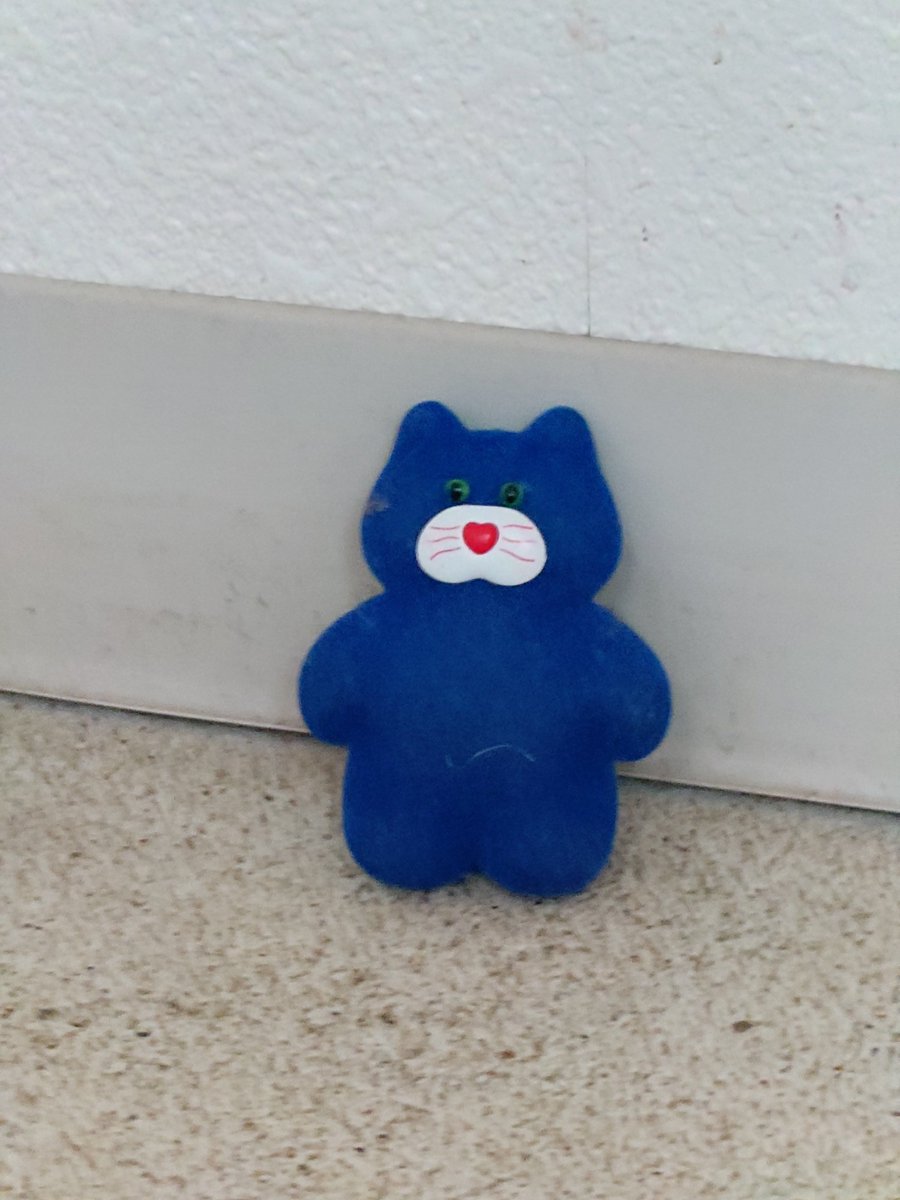 DiningLemon's tweet photo. とれまじのビルの階段にまだこいついた https://t.co/t6AkrhFAaJ