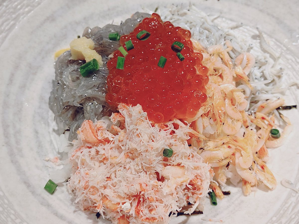 wug_rapefruit's tweet photo. これが今日鎌倉で撮ってきたばかりの生しらす五色丼です🐟️（ﾎﾞﾛﾝ https://t.co/h6tFnPVU8j