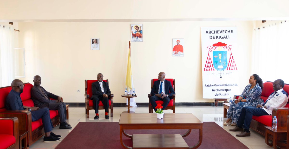 rbarwanda's tweet photo. Umuyobozi Mukuru w’Urwego rw’u Rwanda rushinzwe Iterambere, RDB, Jean-Guy Afrika, yahuye na Arkiyepisikopi wa Kigali, Antoine Cardinal Kambanda mu rwego rwo gutangiza ubukangurambaga bwo gushyira mu bikorwa umushinga wo kubaka ‘Mater Misericordiae Cathedral’ mu Mujyi wa Kigali.

Ibiganiro byahuje aba bombi ku wa Gatanu, byanitabiriwe n'Umwongereza David Adjaye, wakoze igishushanyo mbonera cy’iyi nyubako izajya ahahoze Gereza ya 1930. #RBAAmakuru